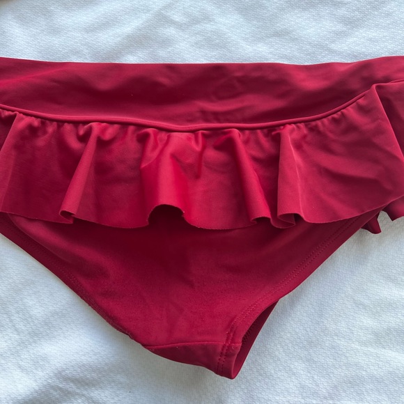 ❤️ Red halter style bikini with ruffle bottoms by Gap - Picture 4 of 7